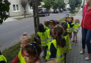 Dzieci patrzą na znak drogowy i wyjaśniają jego znaczenie.
